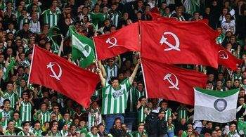 Фанаты Омонии вывесили флаги СССР во время матча против киевского Динамо.