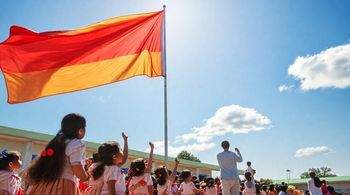 Праздничные линейки в День знаний начались с поднятия флага и исполнения гимна